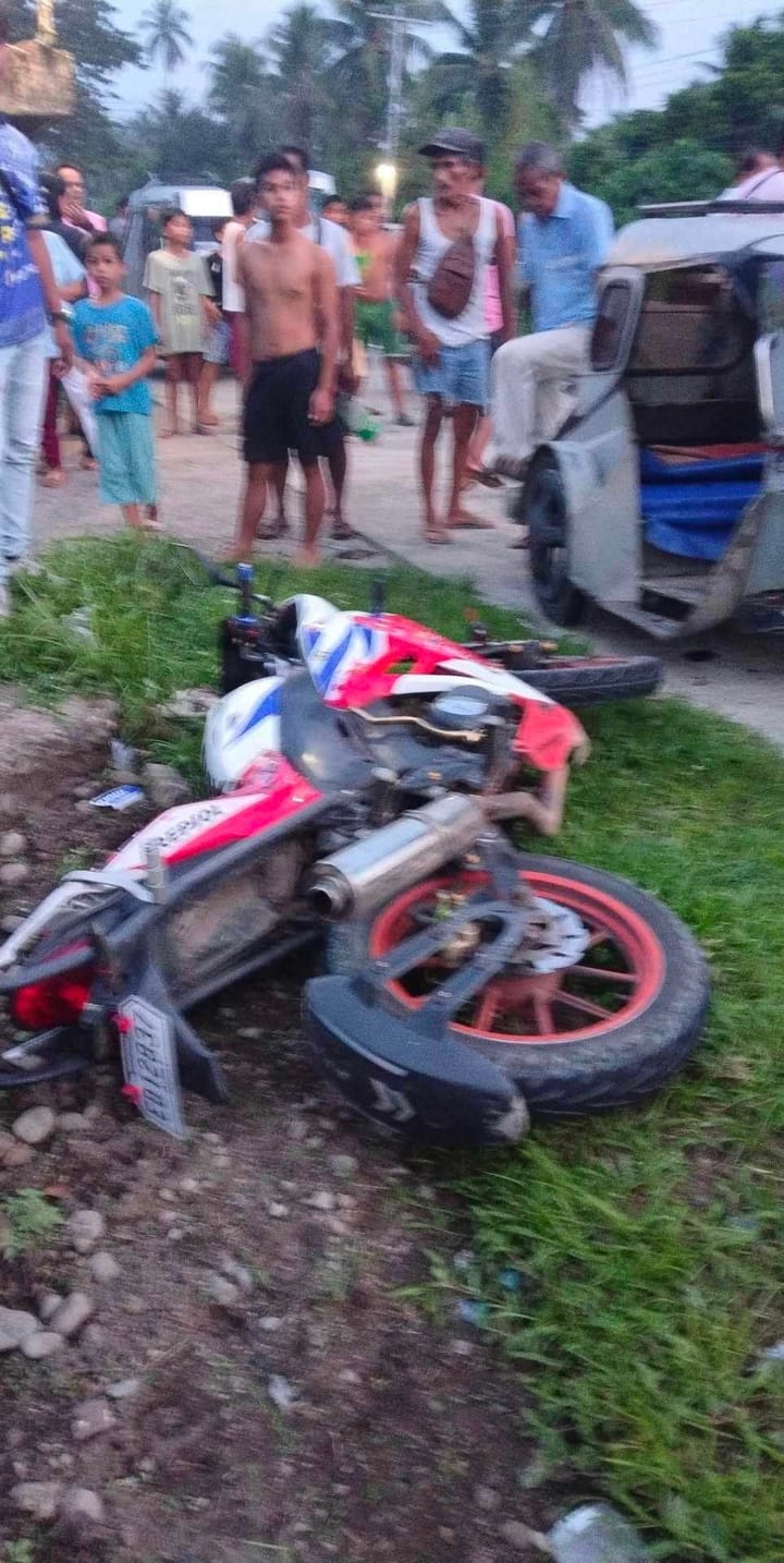Sugatan ang sarong motorcycle rider matapos makabanggaan ang sarong tricycle sa Purok 2 Brgy.Talobatib, Labo, Camarines Norte