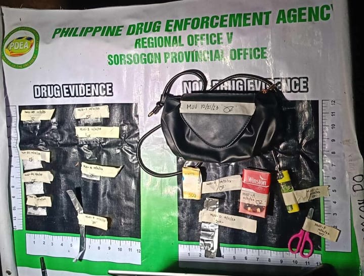Nasakote kan awtoridad ang tulong babae matapos magbenta nin iligal na droga sa Brgy. Aquino, Bulan, Sorsogon bandang alas 7: